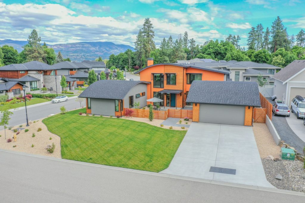 Photo of courtyard with custom privacy screen fencing.