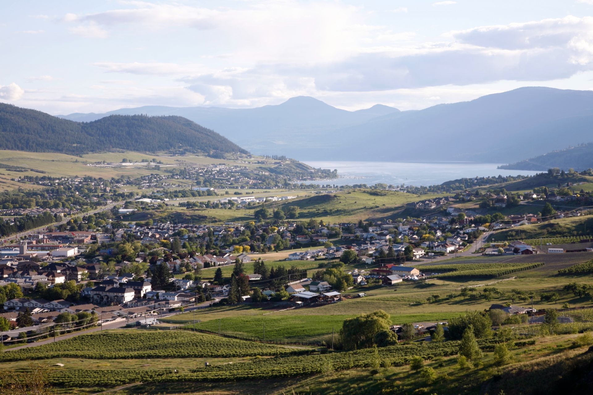 Photo of summertime view of Okanagan-landing.