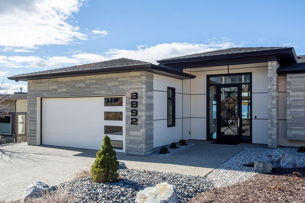 Fall photo of the exterior front entrance and garage at the Luxe Lakeview Manor.